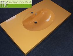 Malá umyvadlová deska v šafránové žluté do koupelny v Tyrolsku